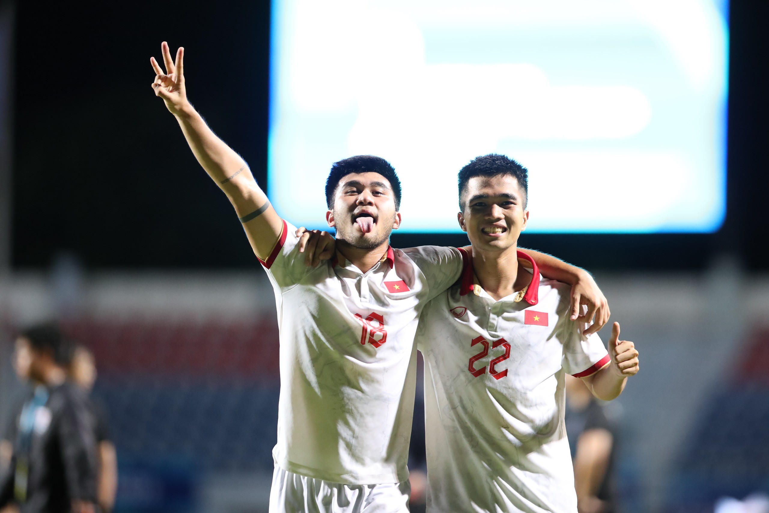U23 Việt Nam 'công kênh' HLV Hoàng Anh Tuấn mừng vô địch U23 Đông Nam Á - Bóng Đá