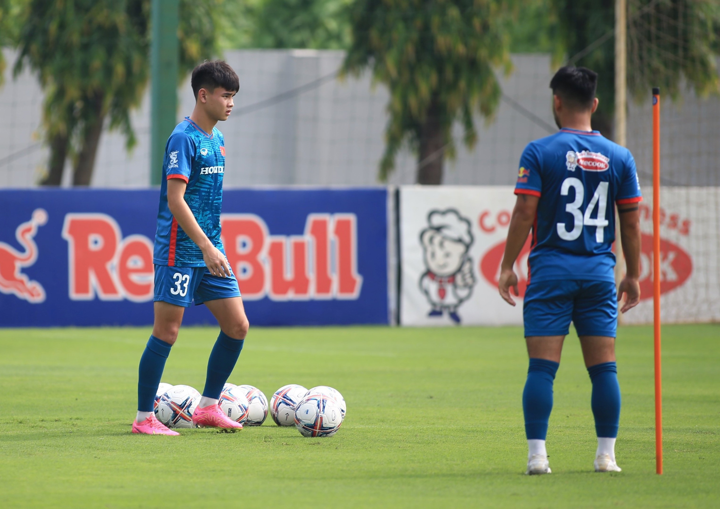 U23 Việt Nam tập buổi đầu tiên: Cầu thủ chơi ở Hàn Quốc về ra mắt - Bóng Đá