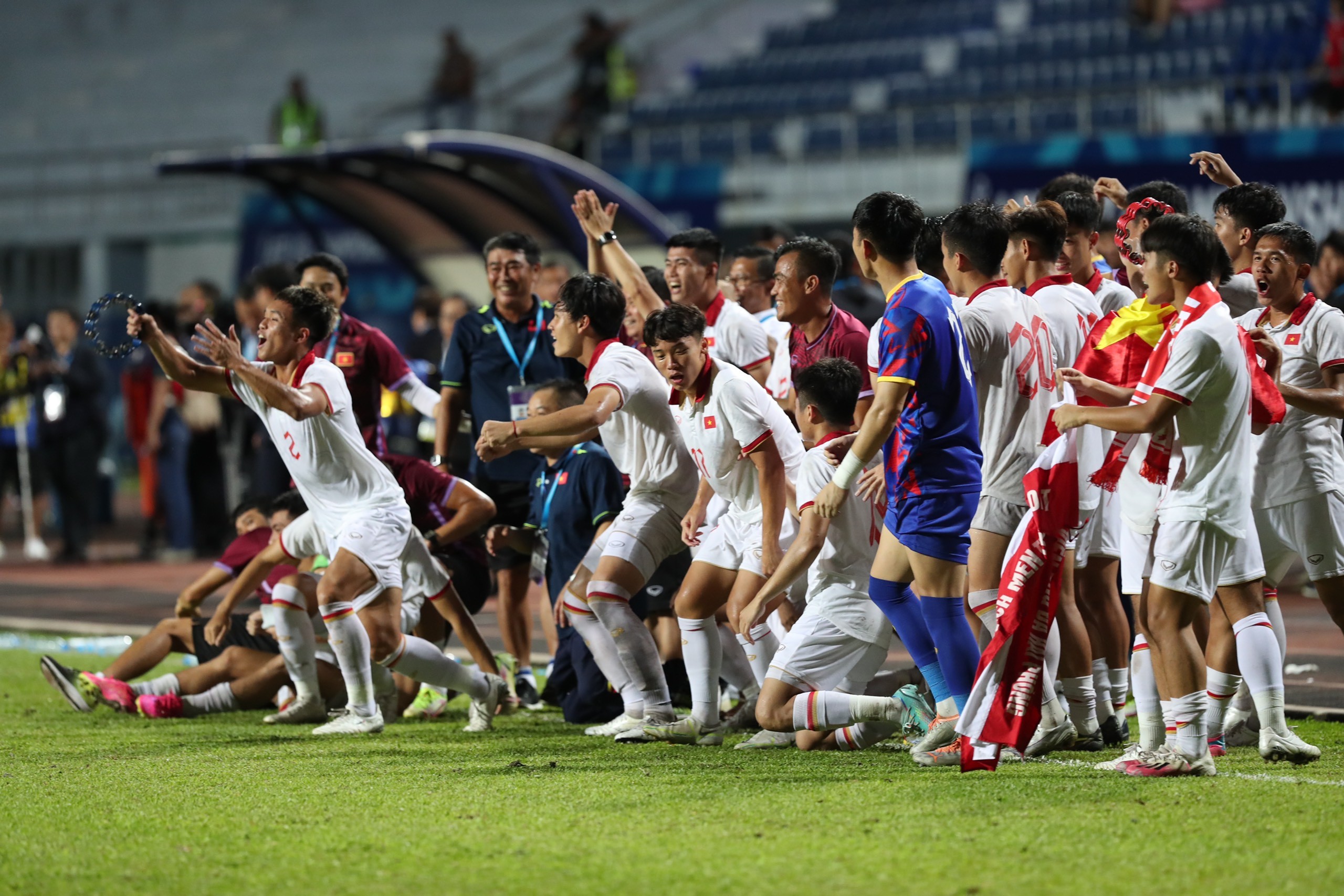 U23 Việt Nam vô địch U23 Đông Nam Á: Giá trị đằng sau chiếc cúp - Bóng Đá