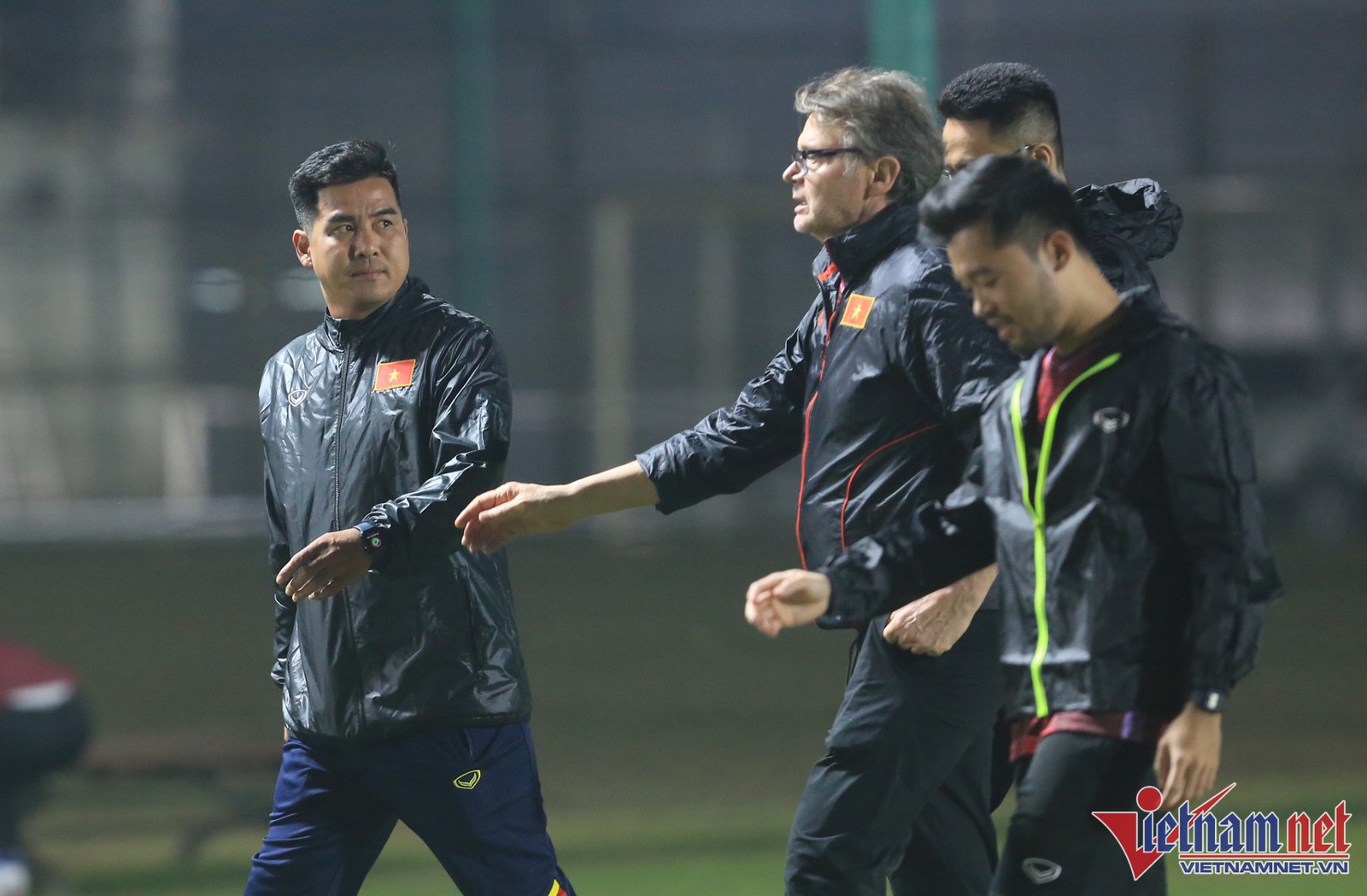 HLV Philippe Troussier mướt mồ hôi với U23 Việt Nam lúc nửa đêm - Bóng Đá