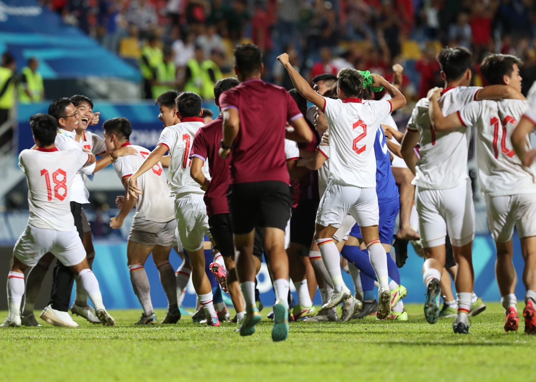 U23 Việt Nam 'công kênh' HLV Hoàng Anh Tuấn mừng vô địch U23 Đông Nam Á - Bóng Đá