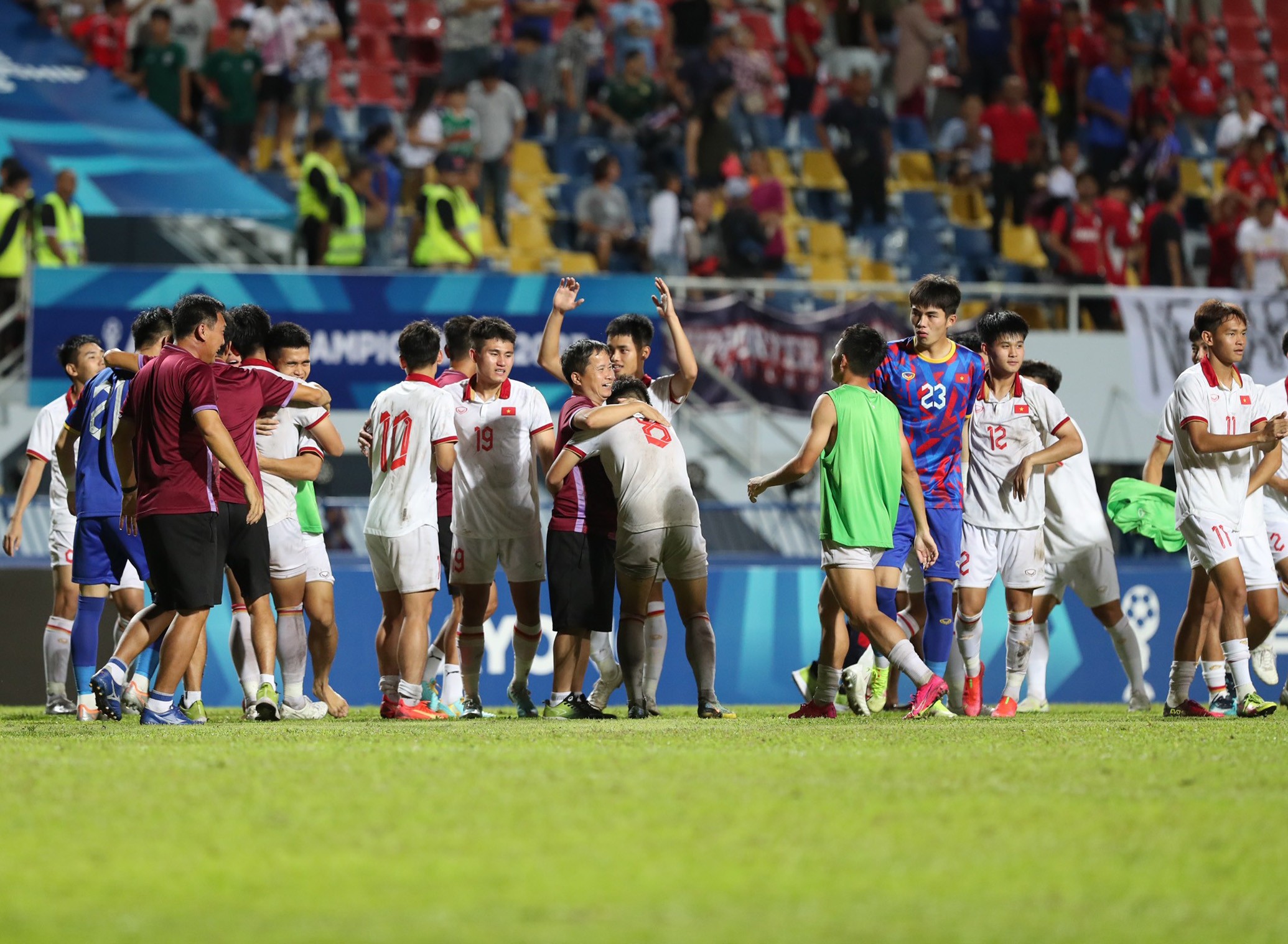 U23 Việt Nam 'công kênh' HLV Hoàng Anh Tuấn mừng vô địch U23 Đông Nam Á - Bóng Đá