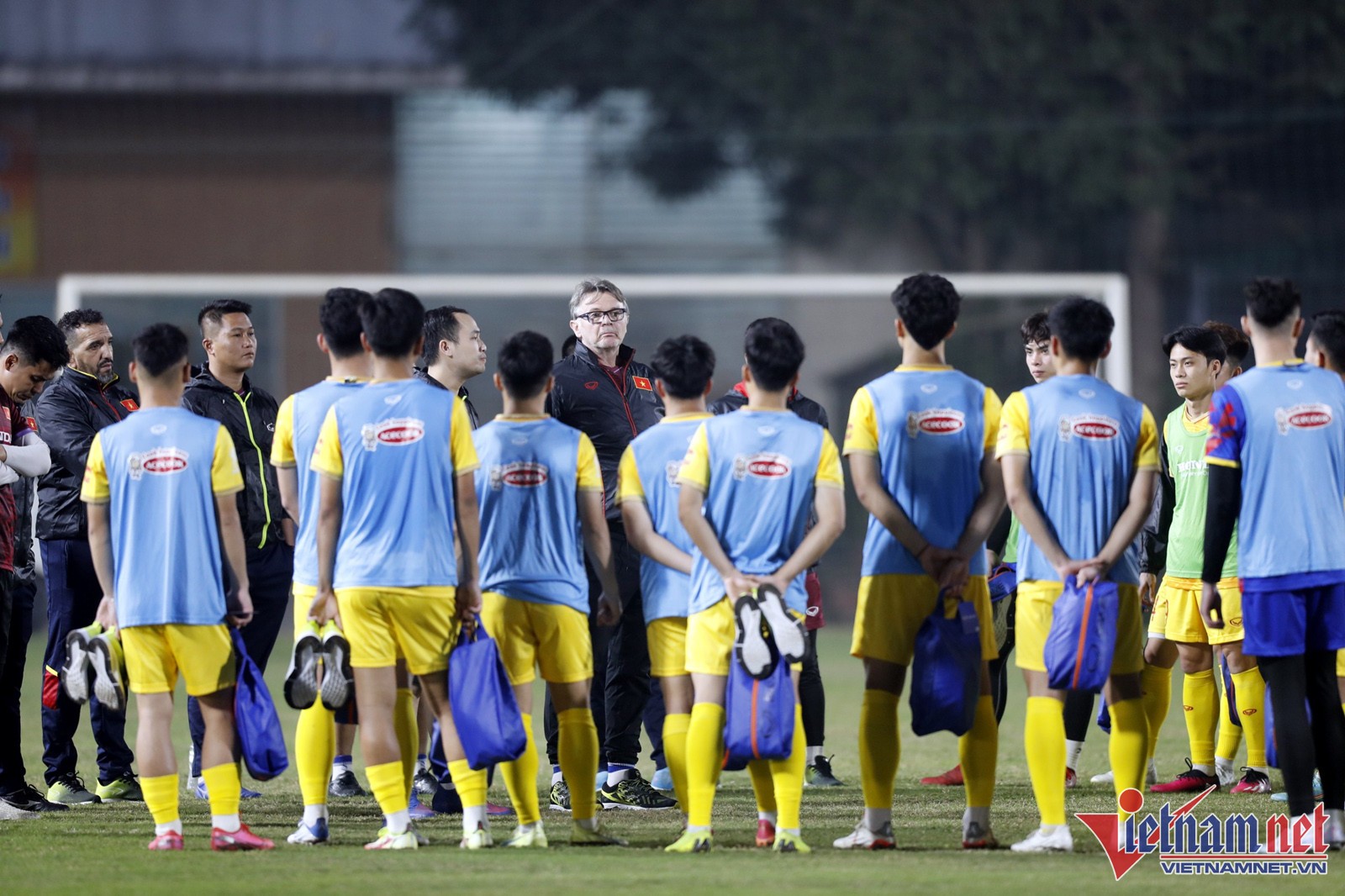 HLV Philippe Troussier mướt mồ hôi với U23 Việt Nam lúc nửa đêm - Bóng Đá