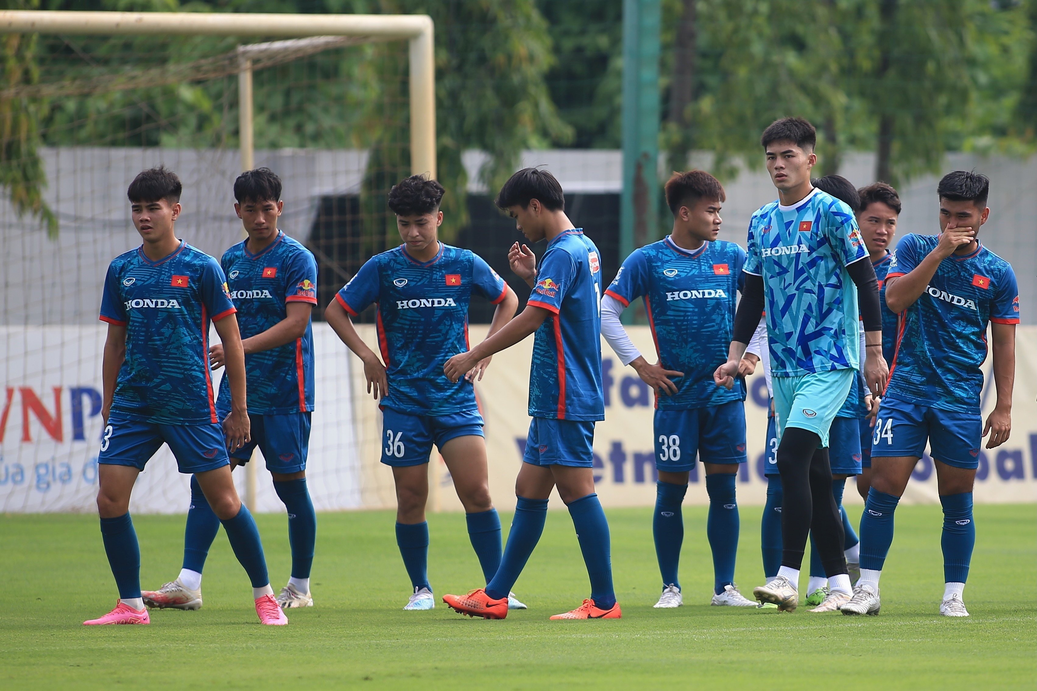 U23 Việt Nam tập buổi đầu tiên: Cầu thủ chơi ở Hàn Quốc về ra mắt - Bóng Đá