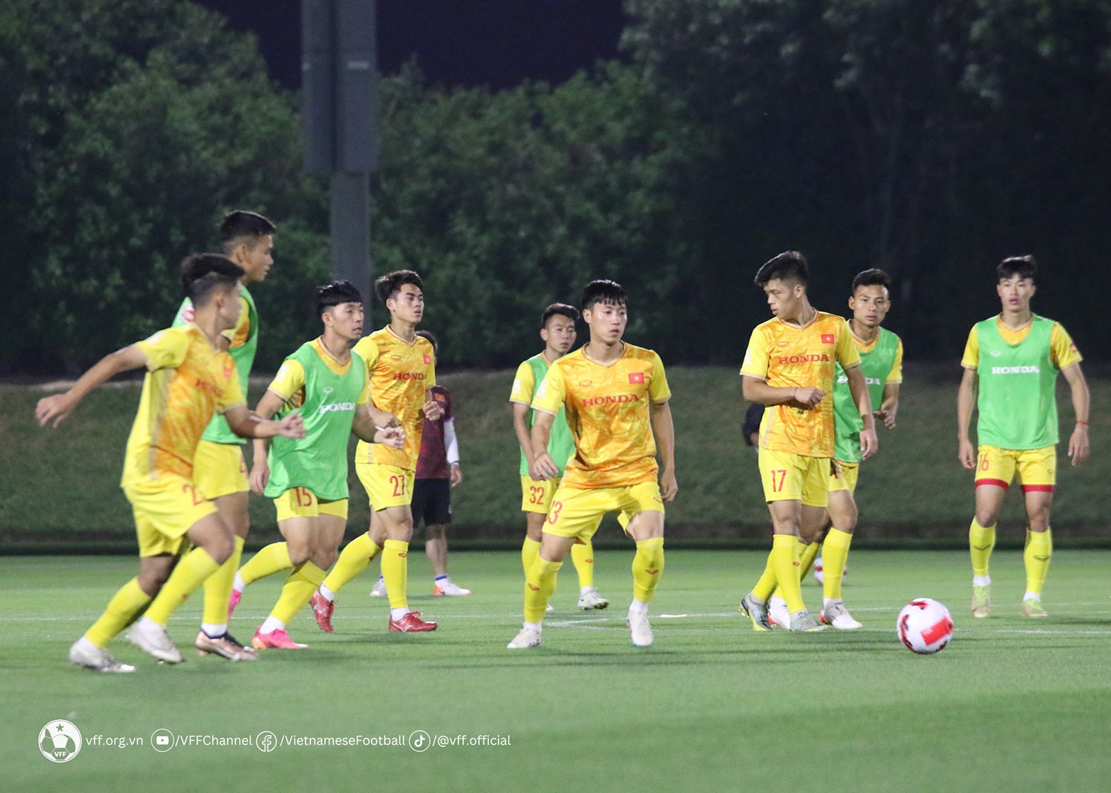HLV Philippe Troussier 'chỉnh' cầu thủ U23 Việt Nam trước trận gặp UAE - Bóng Đá