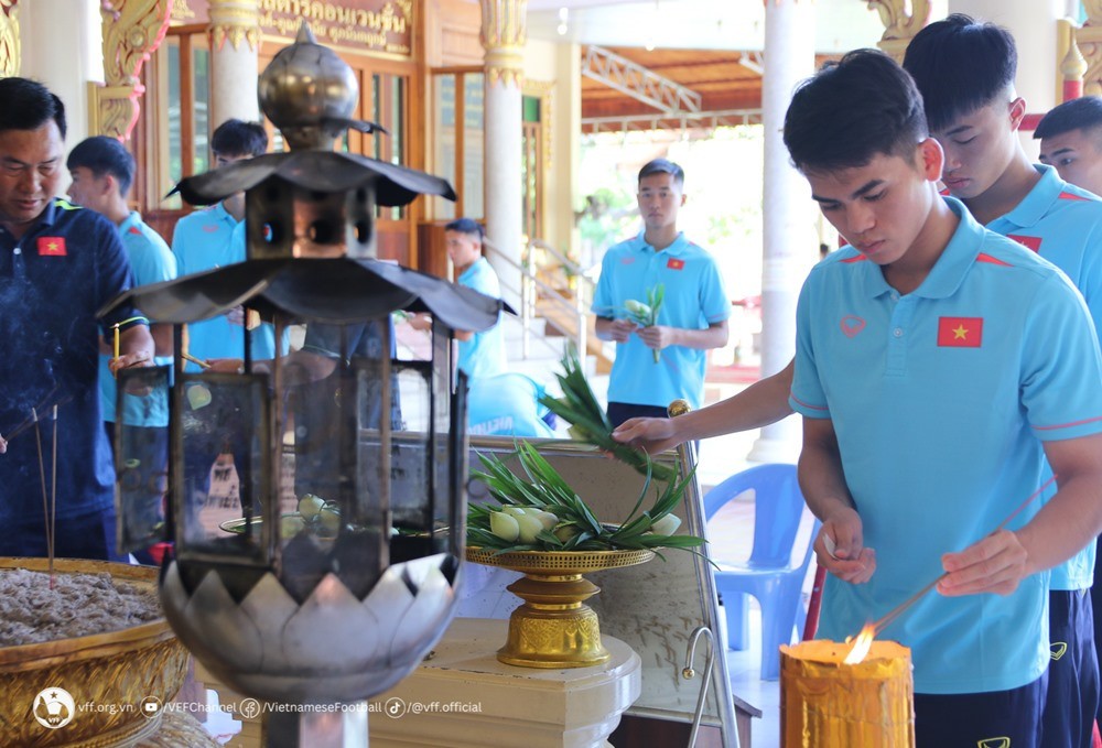 U23 Việt Nam đi chùa cầu may trước giải Đông Nam Á - Bóng Đá