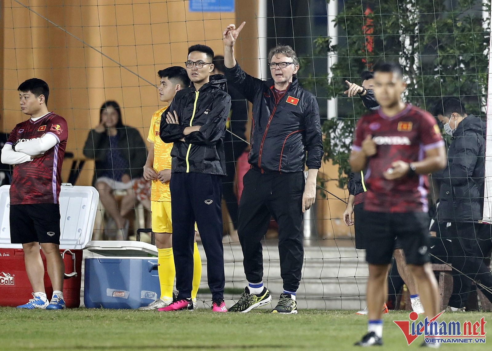 HLV Philippe Troussier mướt mồ hôi với U23 Việt Nam lúc nửa đêm - Bóng Đá