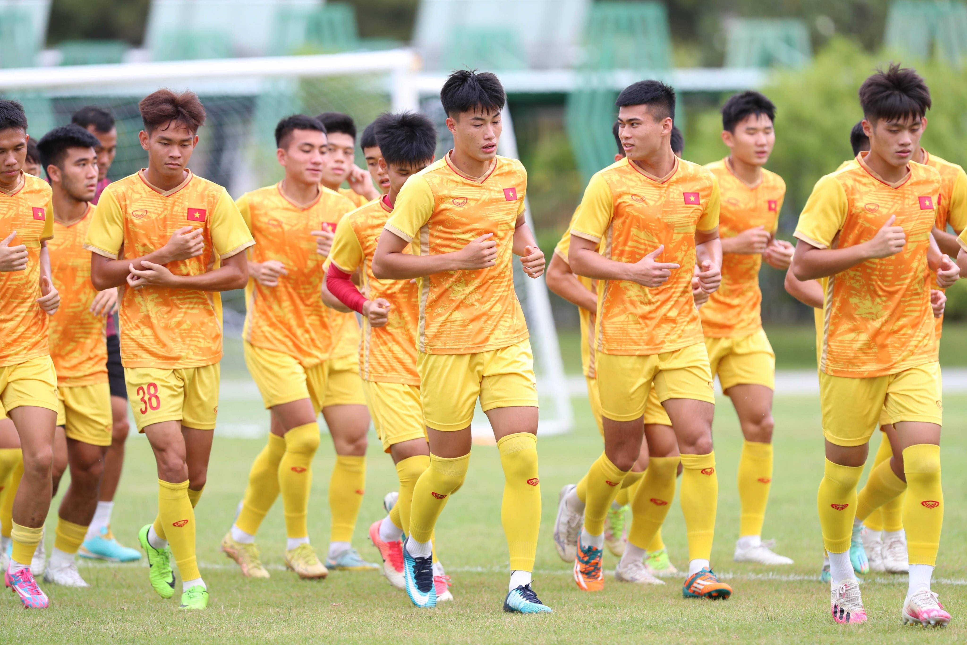 Văn Trường cười tươi, muốn 'xé lưới' U23 Malaysia - Bóng Đá