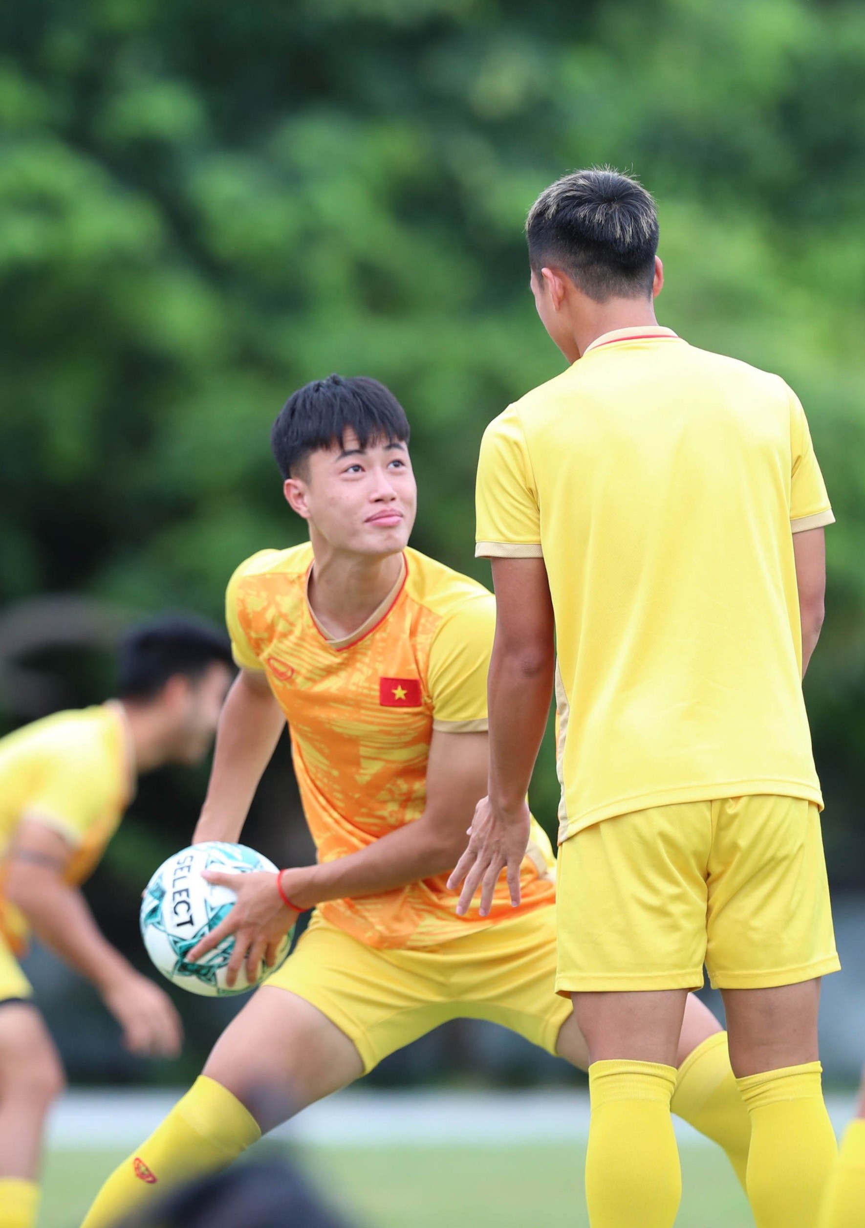 Văn Trường cười tươi, muốn 'xé lưới' U23 Malaysia - Bóng Đá