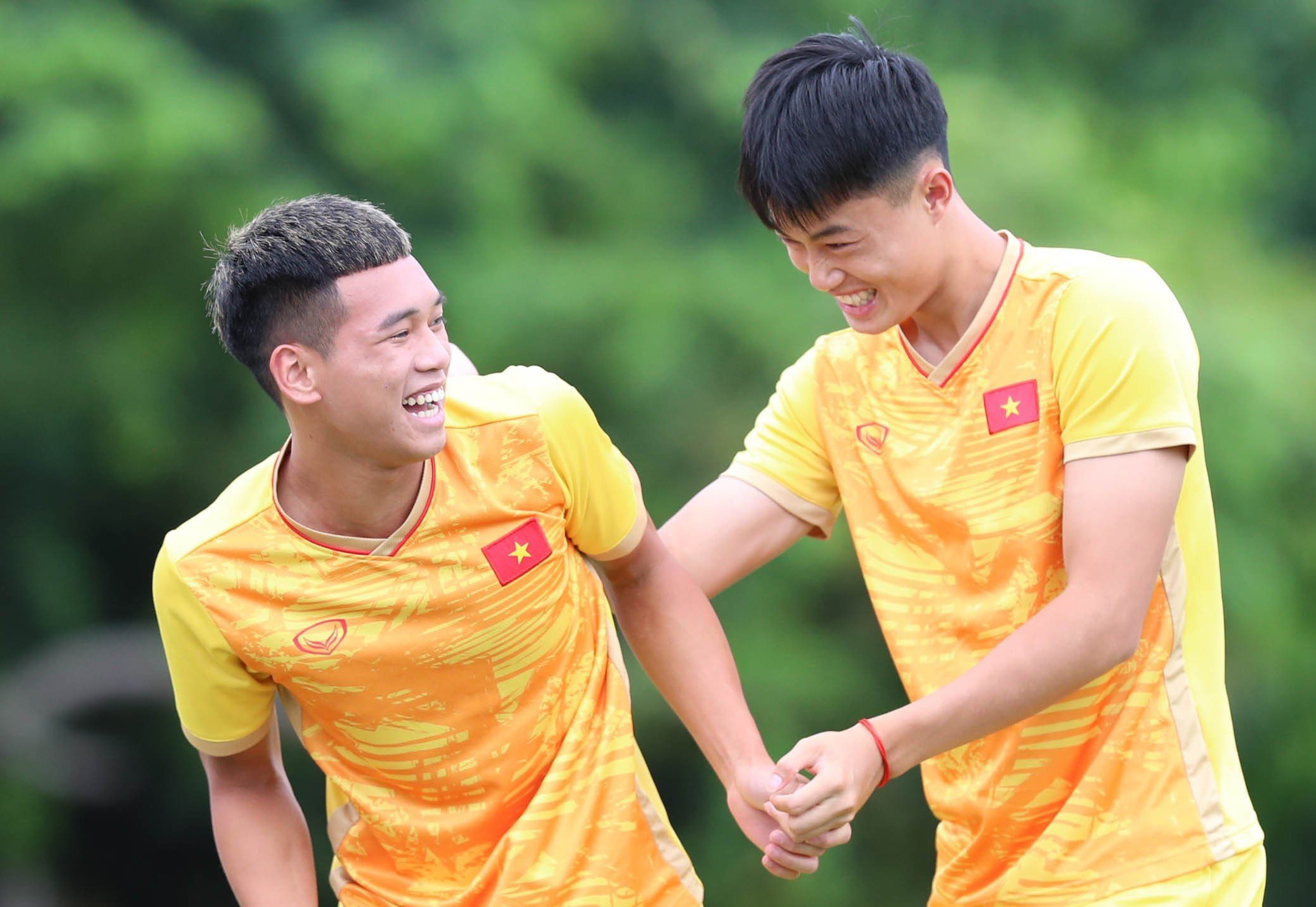 Văn Trường cười tươi, muốn 'xé lưới' U23 Malaysia - Bóng Đá