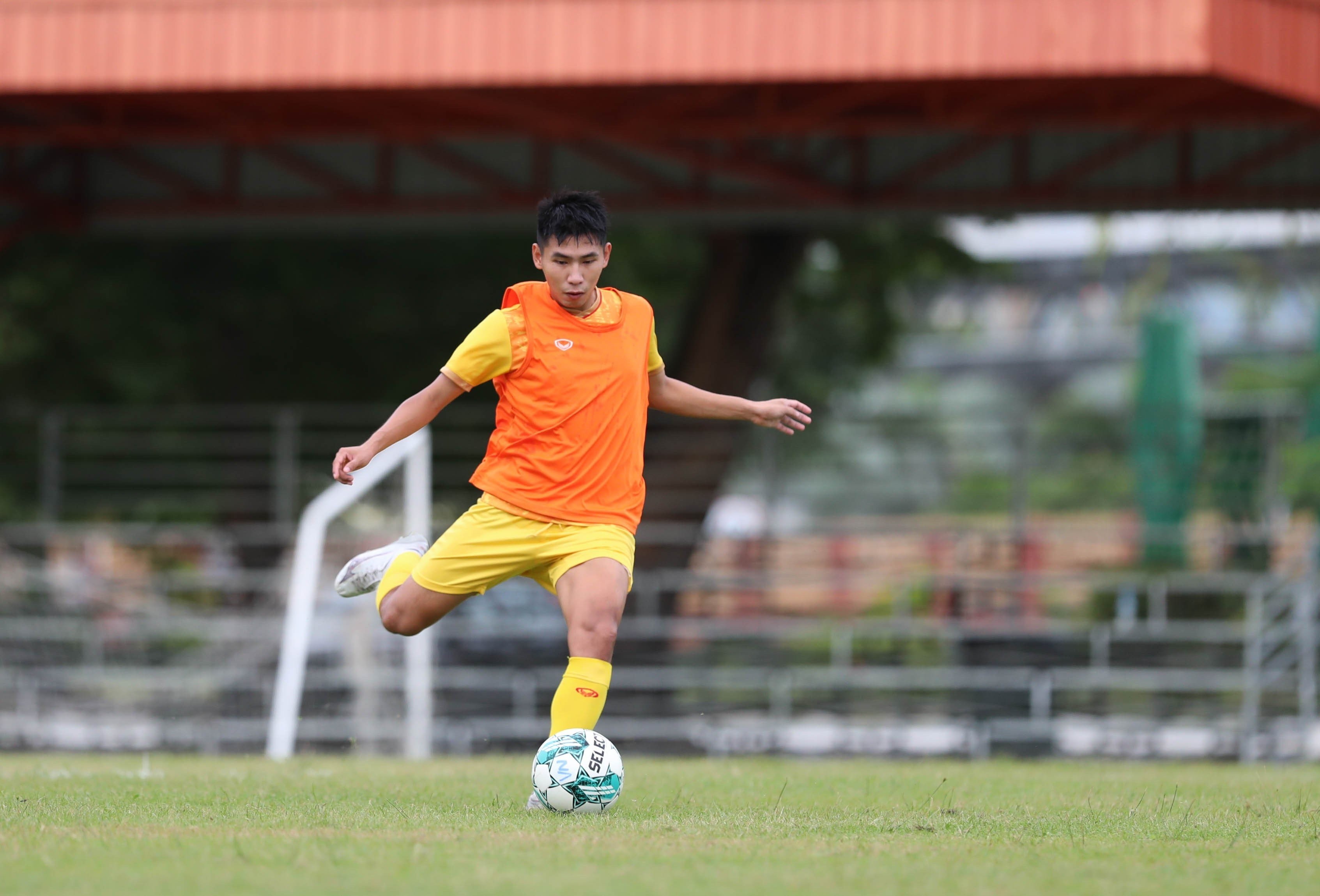 Văn Trường cười tươi, muốn 'xé lưới' U23 Malaysia - Bóng Đá