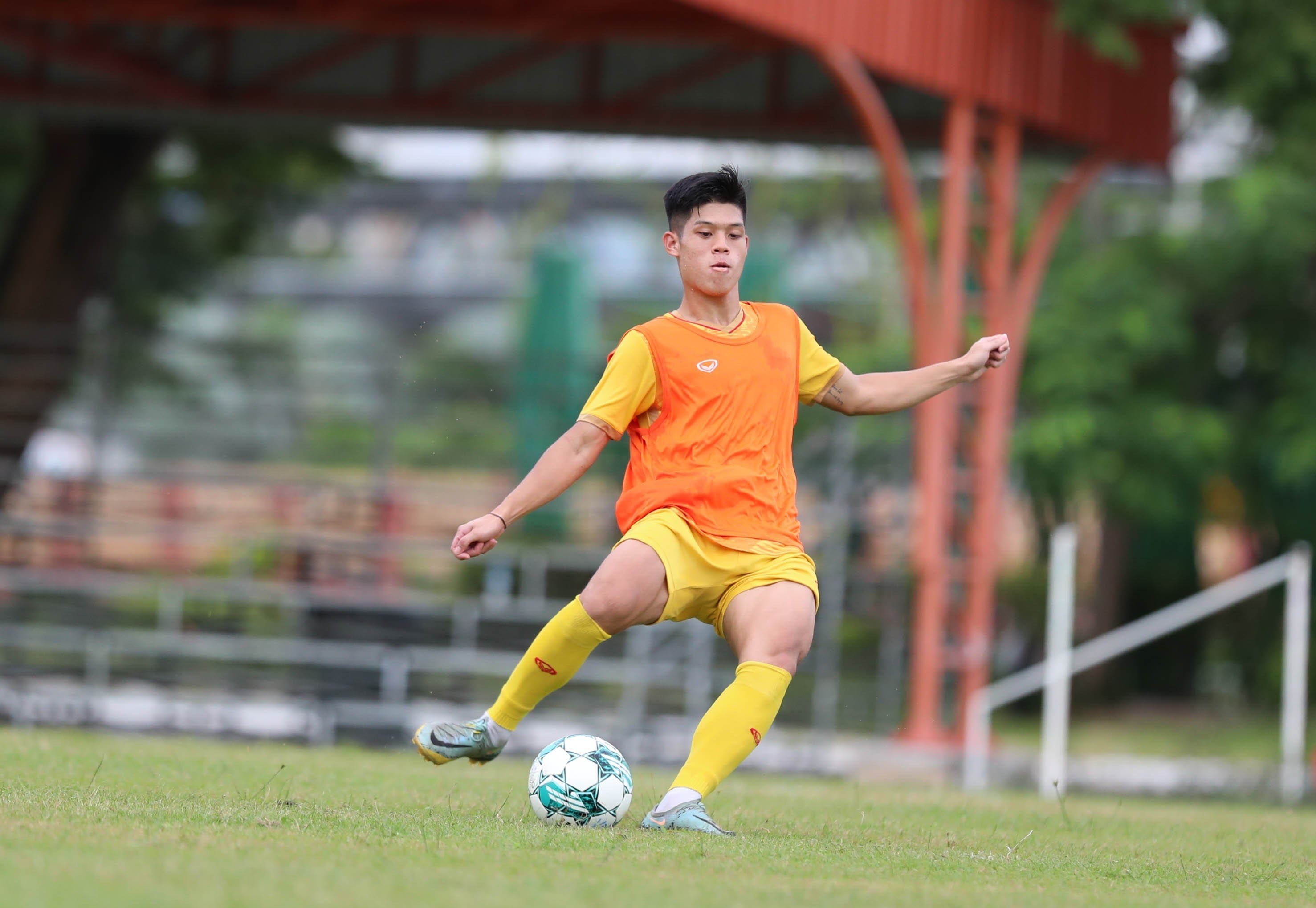 Văn Trường cười tươi, muốn 'xé lưới' U23 Malaysia - Bóng Đá