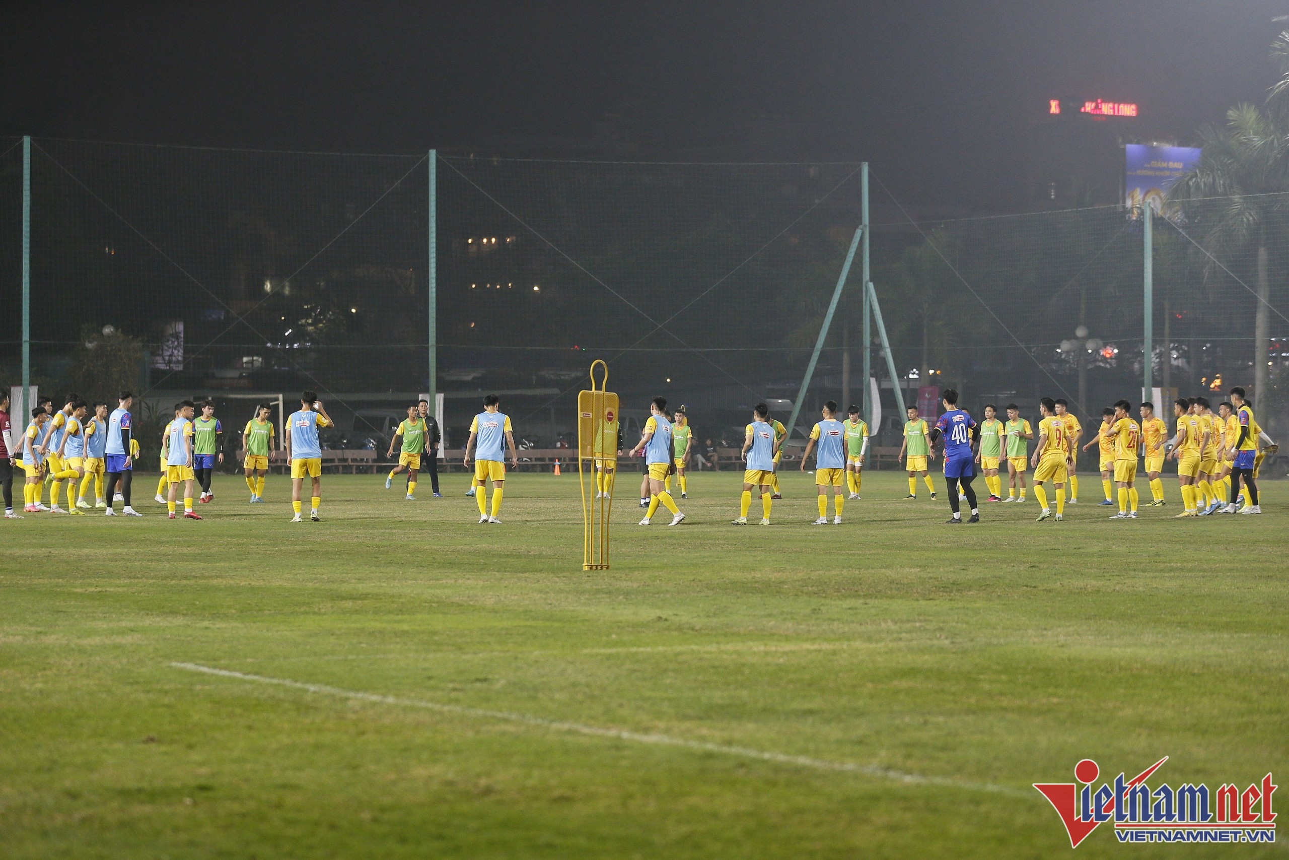 HLV Philippe Troussier mướt mồ hôi với U23 Việt Nam lúc nửa đêm - Bóng Đá