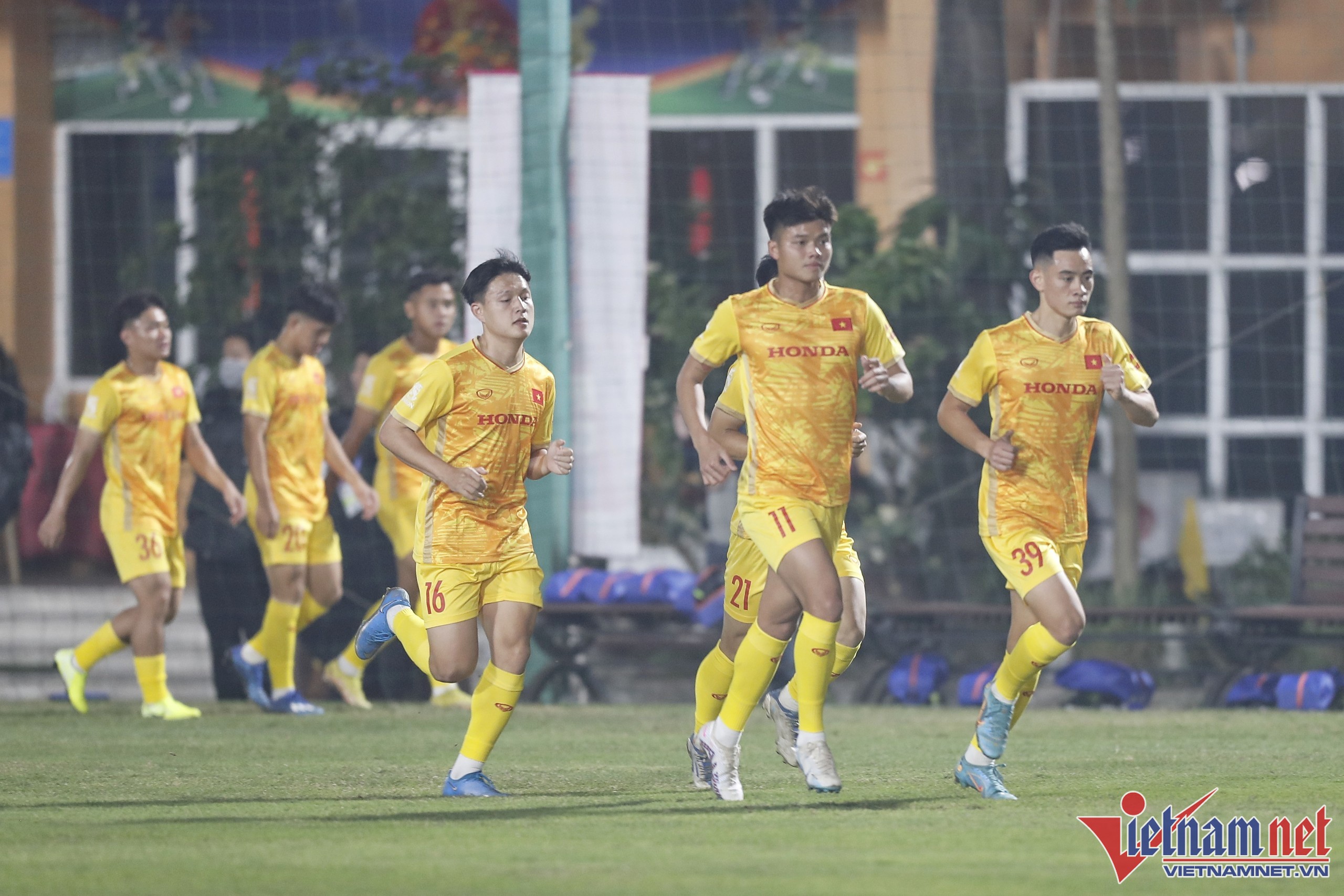 HLV Philippe Troussier mướt mồ hôi với U23 Việt Nam lúc nửa đêm - Bóng Đá