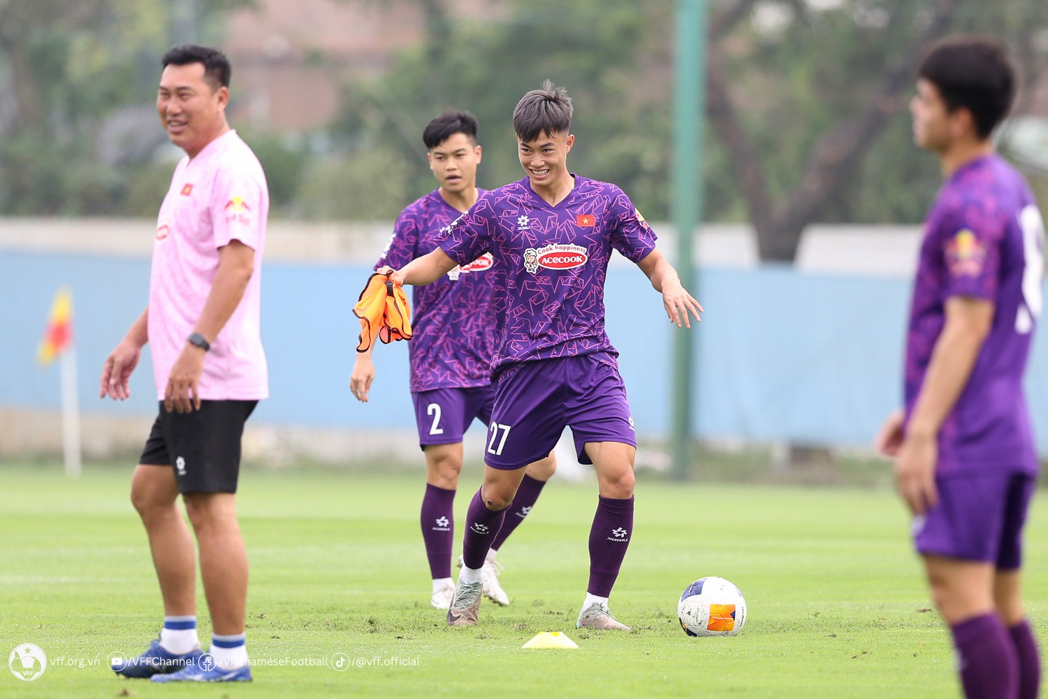 Đình Bắc và dàn sao U23 Việt Nam rạng rỡ ở buổi tập đầu cùng HLV Hoàng Anh Tuấn - Bóng Đá