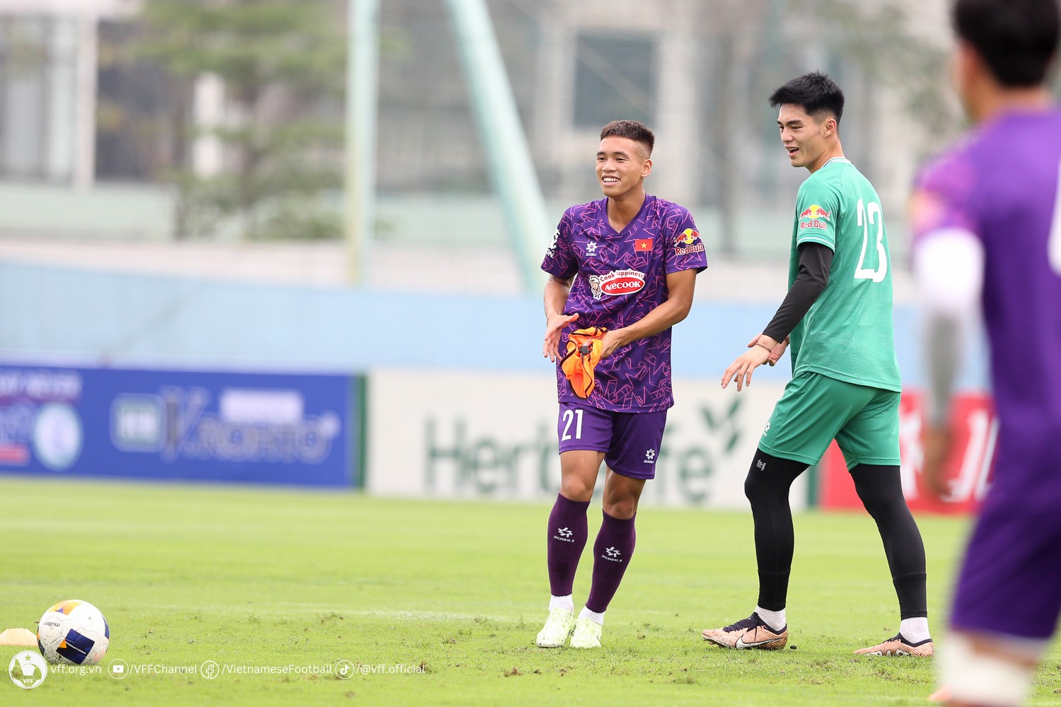 Đình Bắc và dàn sao U23 Việt Nam rạng rỡ ở buổi tập đầu cùng HLV Hoàng Anh Tuấn - Bóng Đá