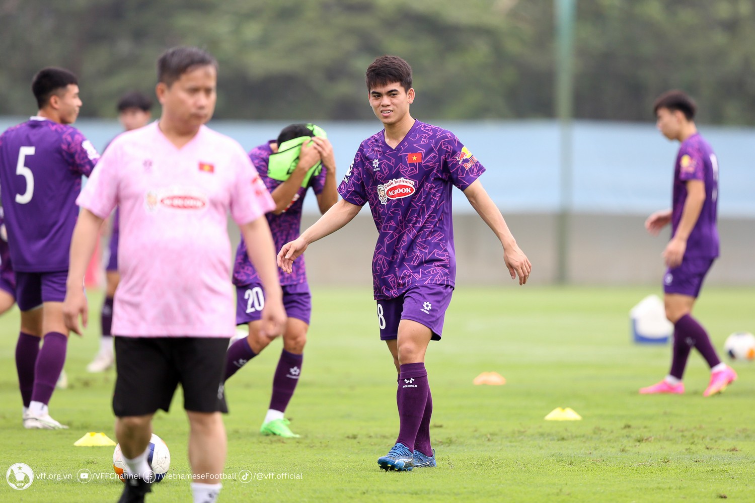 Đình Bắc và dàn sao U23 Việt Nam rạng rỡ ở buổi tập đầu cùng HLV Hoàng Anh Tuấn - Bóng Đá