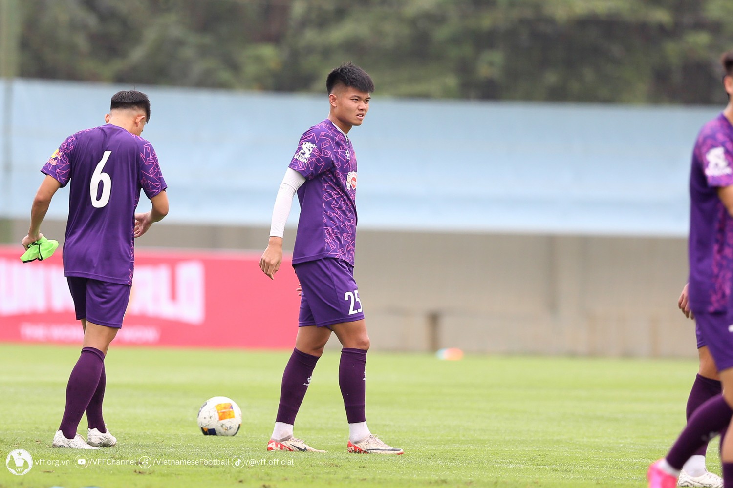 Đình Bắc và dàn sao U23 Việt Nam rạng rỡ ở buổi tập đầu cùng HLV Hoàng Anh Tuấn - Bóng Đá