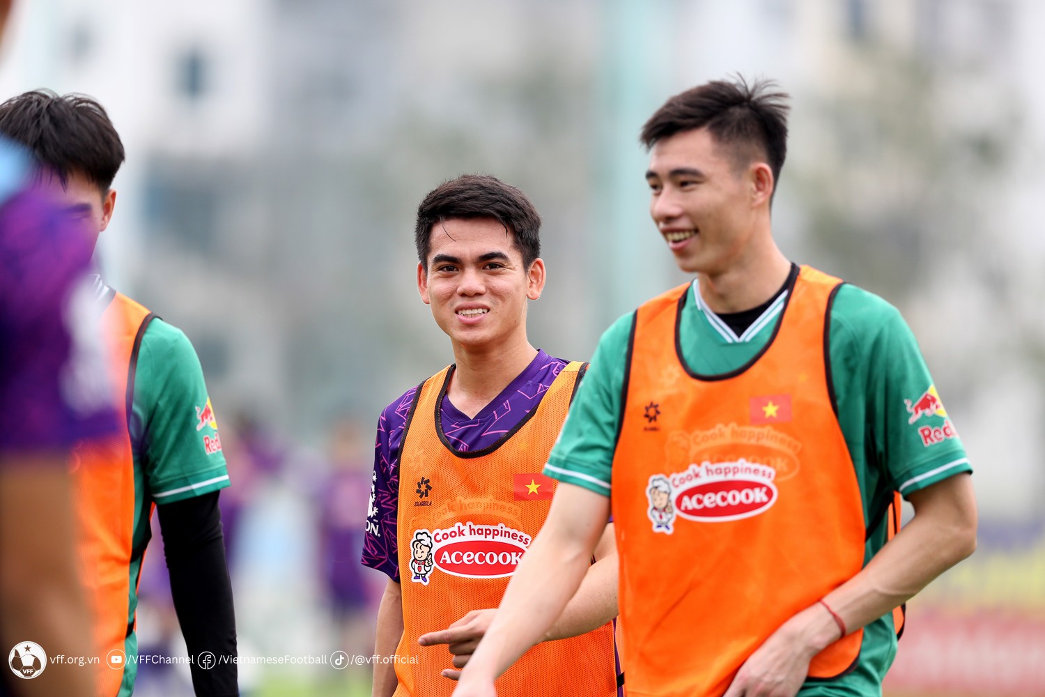 Đình Bắc và dàn sao U23 Việt Nam rạng rỡ ở buổi tập đầu cùng HLV Hoàng Anh Tuấn - Bóng Đá