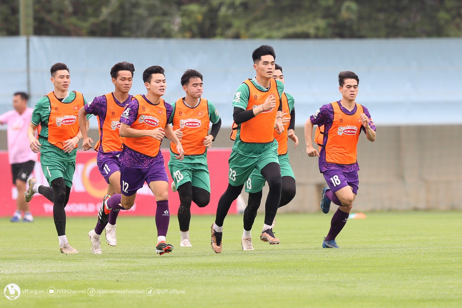 Đình Bắc và dàn sao U23 Việt Nam rạng rỡ ở buổi tập đầu cùng HLV Hoàng Anh Tuấn - Bóng Đá