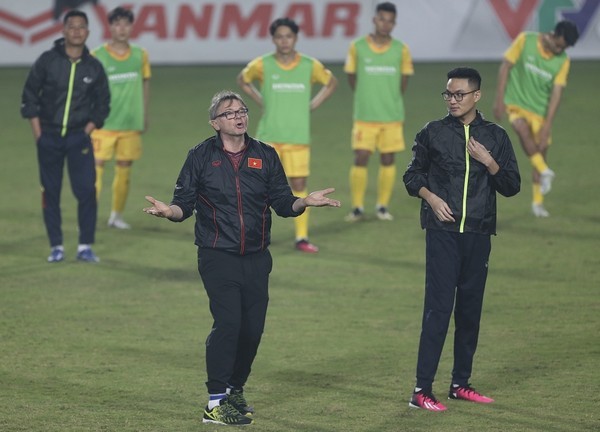 HLV Troussier quát mắng học trò; Thêm một CLB Việt Nam có nguy cơ bỏ giải - Bóng Đá