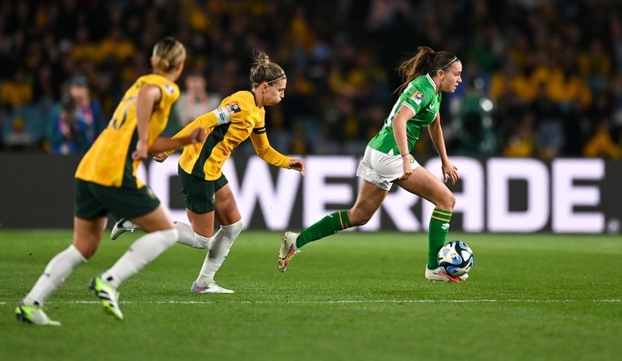 World Cup nữ 2023: Đồng chủ nhà Úc giành 3 điểm nghẹt thở - Bóng Đá