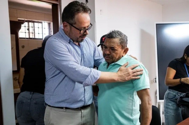 Moment dad of Liverpool star Luis Diaz reunites with family & friends 12 DAYS after he was kidnapped by ELN guerillas - Bóng Đá