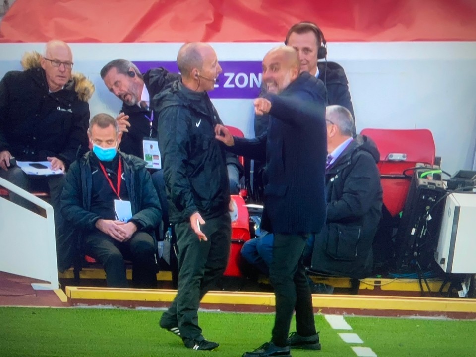 Guardiola nổi nóng, cởi phăng áo trước mặt trọng tài - Bóng Đá