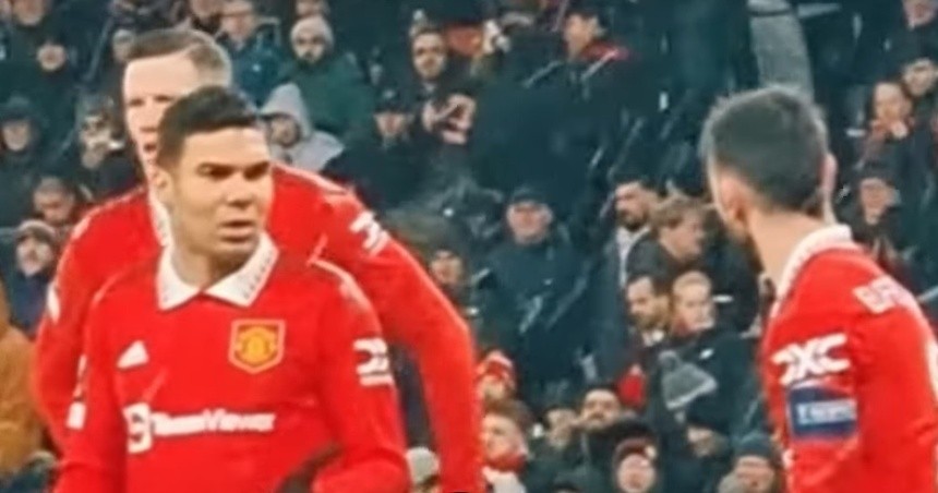 Casemiro lại không hài lòng với Bruno Fernandes - Bóng Đá