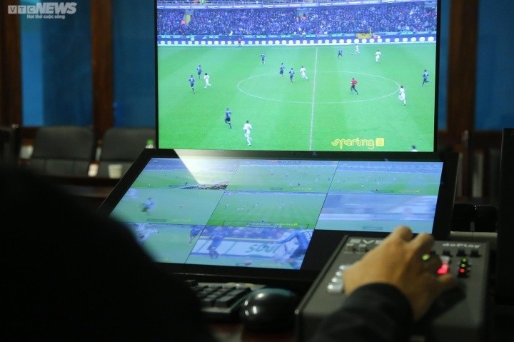 Cận cảnh trọng tài Việt Nam học cách sử dụng thiết bị VAR chuẩn FIFA - Bóng Đá