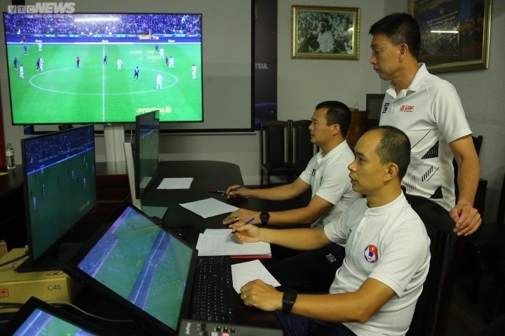 Cận cảnh trọng tài Việt Nam học cách sử dụng thiết bị VAR chuẩn FIFA - Bóng Đá