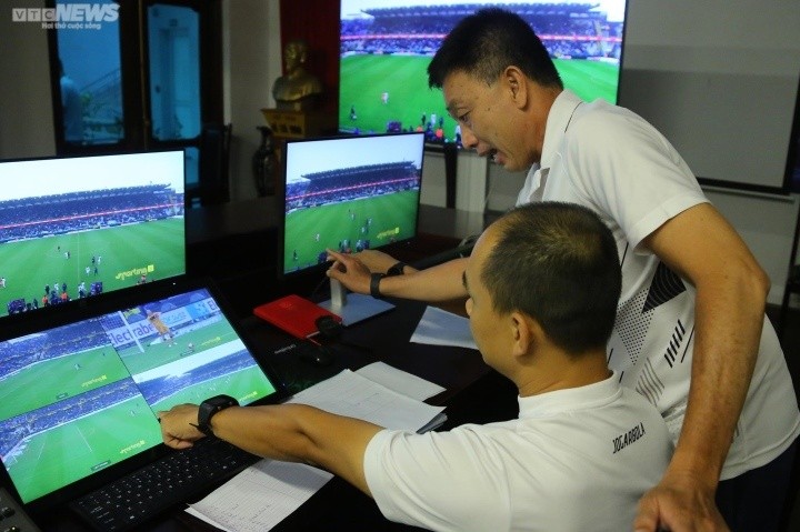 Cận cảnh trọng tài Việt Nam học cách sử dụng thiết bị VAR chuẩn FIFA - Bóng Đá