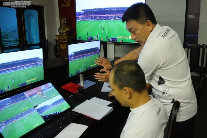 Cận cảnh trọng tài Việt Nam học cách sử dụng thiết bị VAR chuẩn FIFA - Bóng Đá