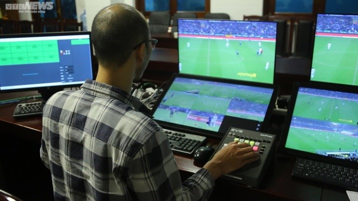 Cận cảnh trọng tài Việt Nam học cách sử dụng thiết bị VAR chuẩn FIFA - Bóng Đá