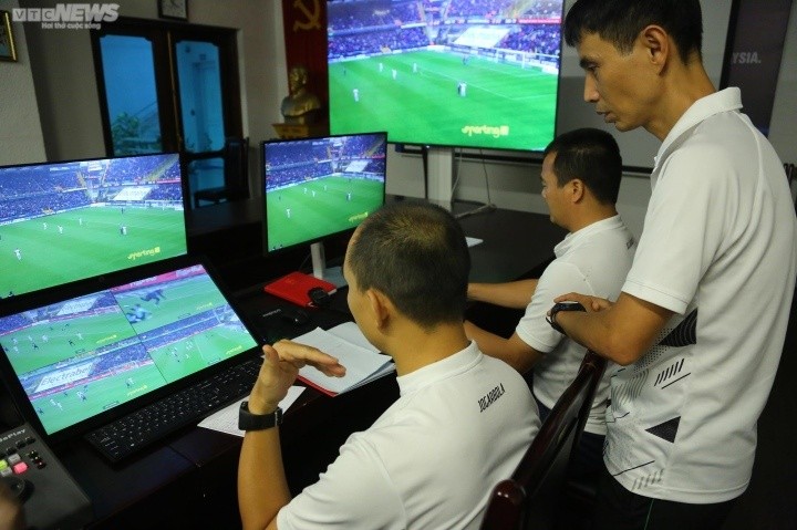 Cận cảnh trọng tài Việt Nam học cách sử dụng thiết bị VAR chuẩn FIFA - Bóng Đá