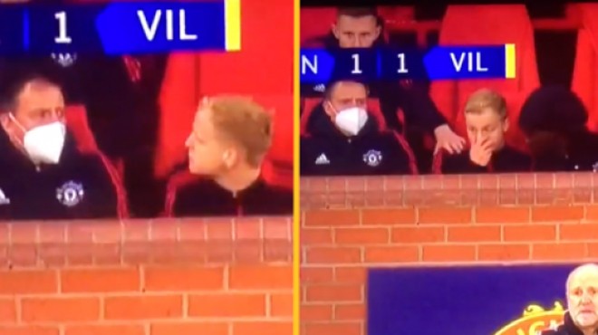 Không chỉ ném bã kẹo, Van de Beek còn vứt áo đầy tức giận - Bóng Đá