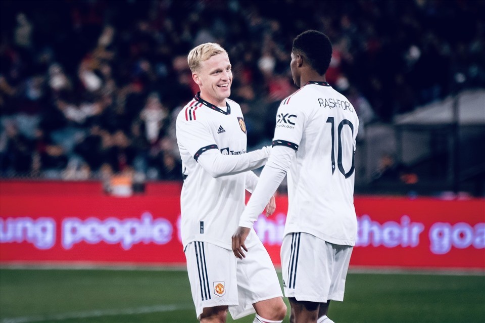 Donny van de Beek must seal his Old Trafford exit, according to transfer insider Dean Jones. - Bóng Đá