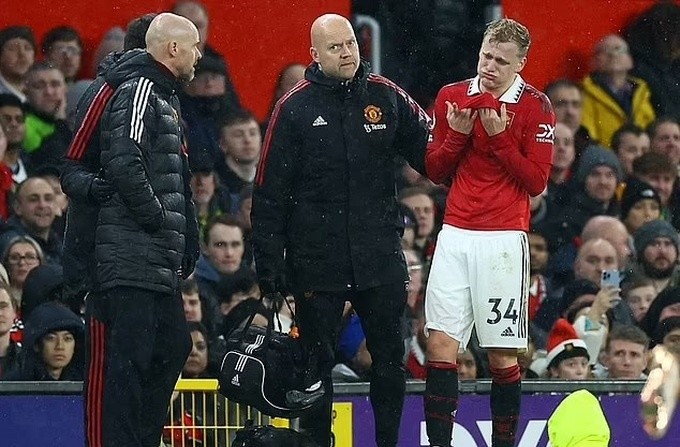 Hình ảnh rợn người của Van de Beek trong va pha chạm - Bóng Đá