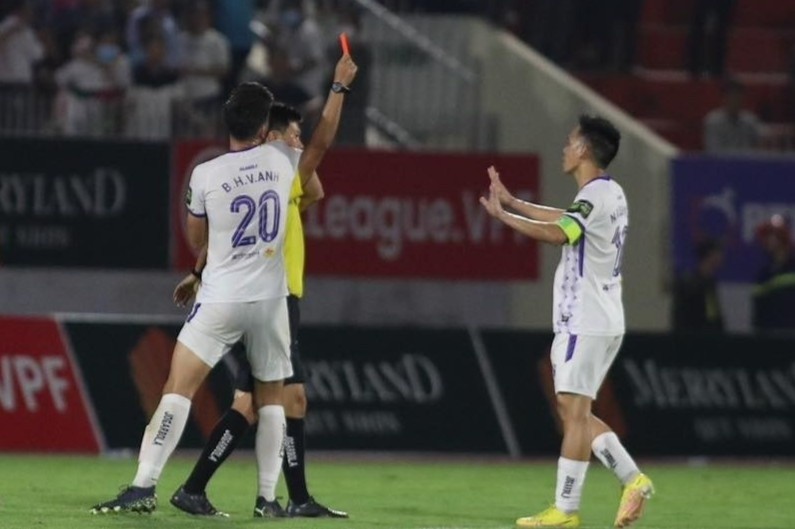 Khi trọng tài đúng ở V-League - Bóng Đá