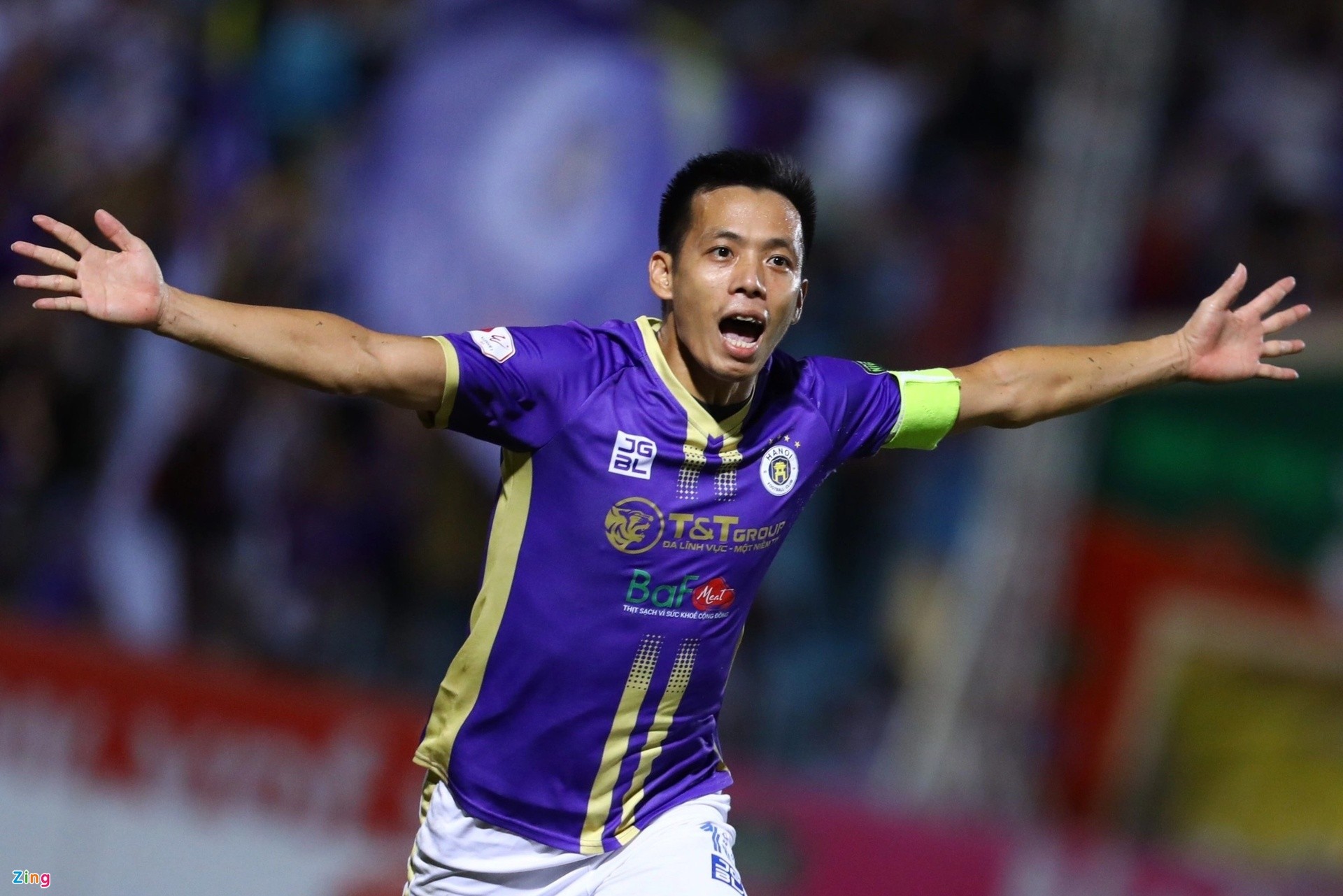 Văn Quyết nhận thẻ đỏ vì xô xát với trọng tài - Bóng Đá