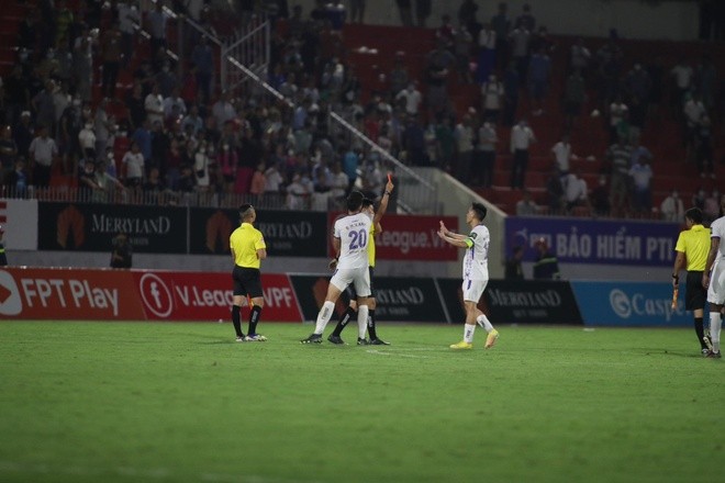 Văn Quyết nhận thẻ đỏ vì xô xát với trọng tài - Bóng Đá