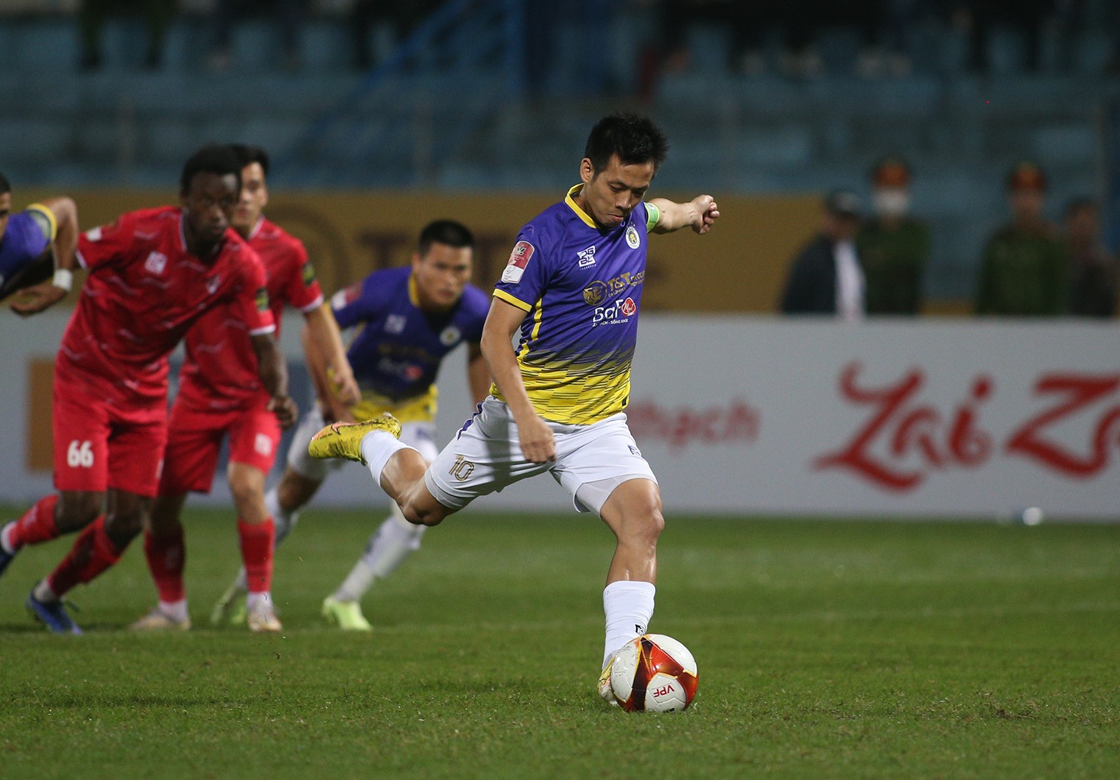 Bàn thắng thứ 100 của Văn Quyết ở V-League - Bóng Đá