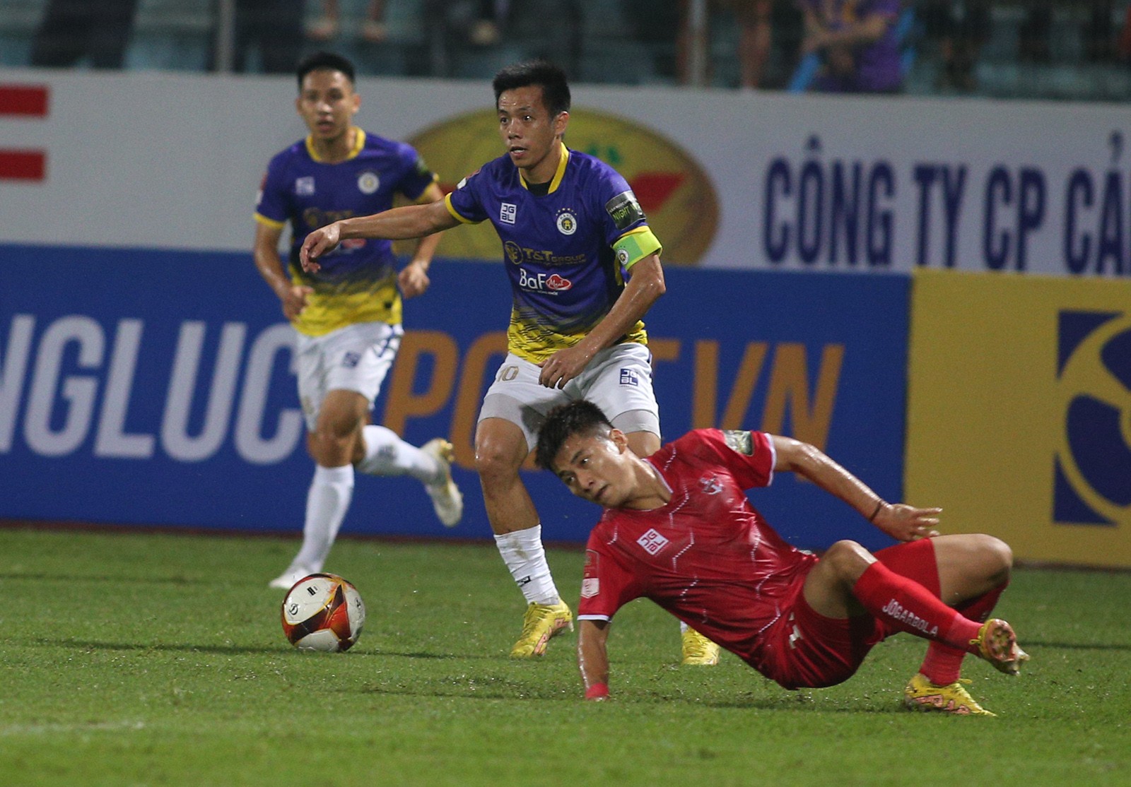 Bàn thắng thứ 100 của Văn Quyết ở V-League - Bóng Đá