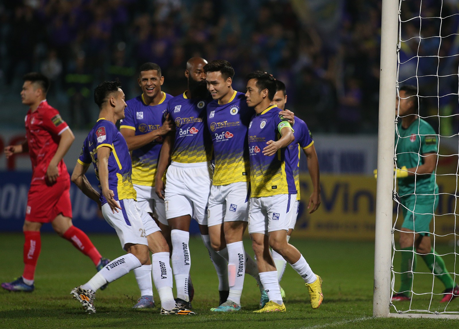 Bàn thắng thứ 100 của Văn Quyết ở V-League - Bóng Đá
