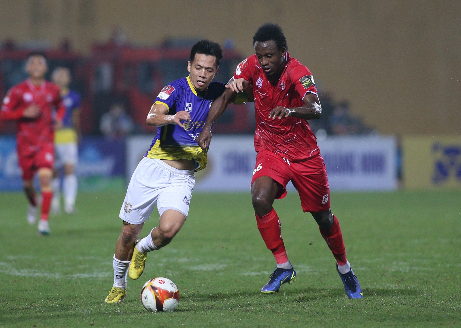 Bàn thắng thứ 100 của Văn Quyết ở V-League - Bóng Đá