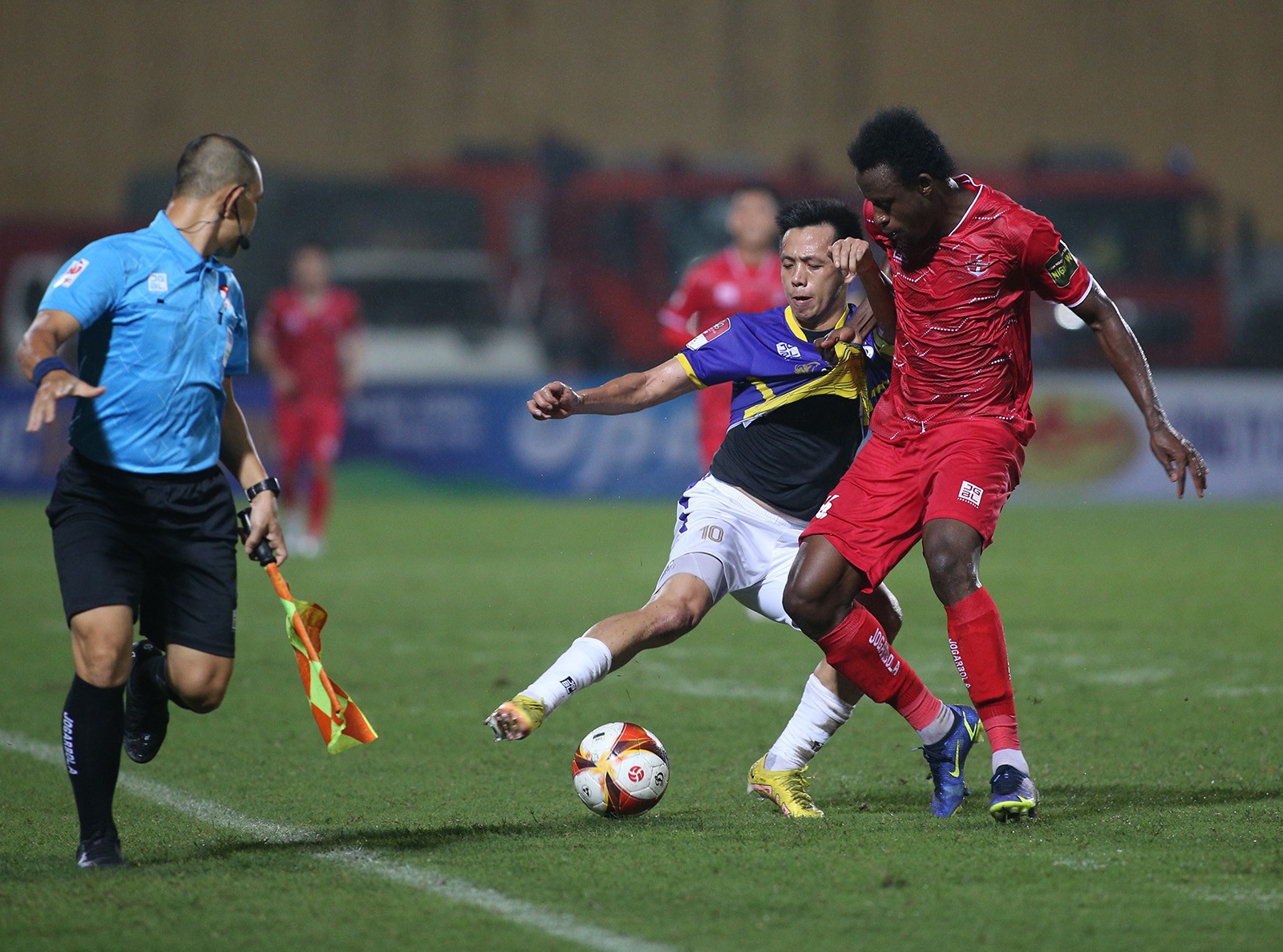 Bàn thắng thứ 100 của Văn Quyết ở V-League - Bóng Đá