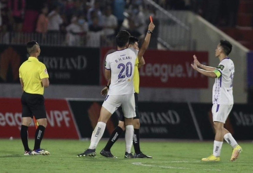 Vì sao Văn Quyết bị phạt kịch khung 8 trận? - Bóng Đá