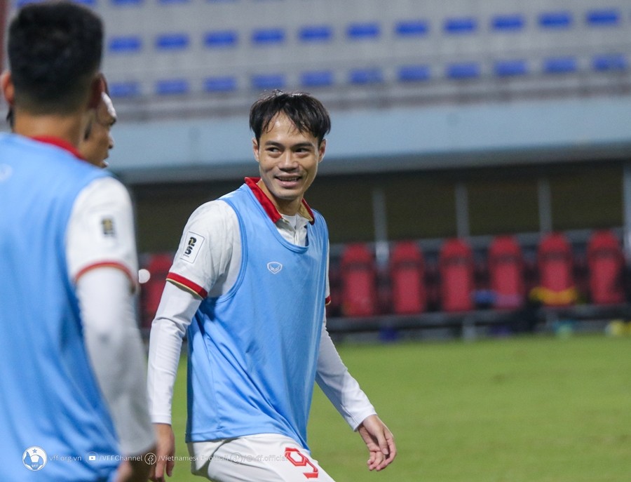 Văn Toàn cười tươi, dàn sao Việt Nam rạng rỡ trên sân tập - Bóng Đá
