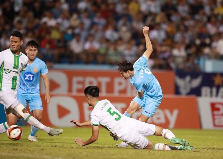 Văn Toàn ghi bàn, HLV Nam Định nói thẳng 1 lời về trò cưng thầy Park - Bóng Đá