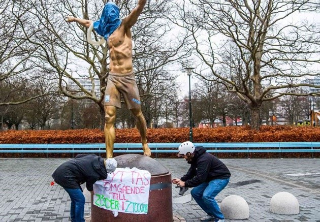 Vandals cut the nose off Zlatan Ibrahimovic statue outside boyhood side Malmo after he bought stake in rival club Hammarby - Bóng Đá